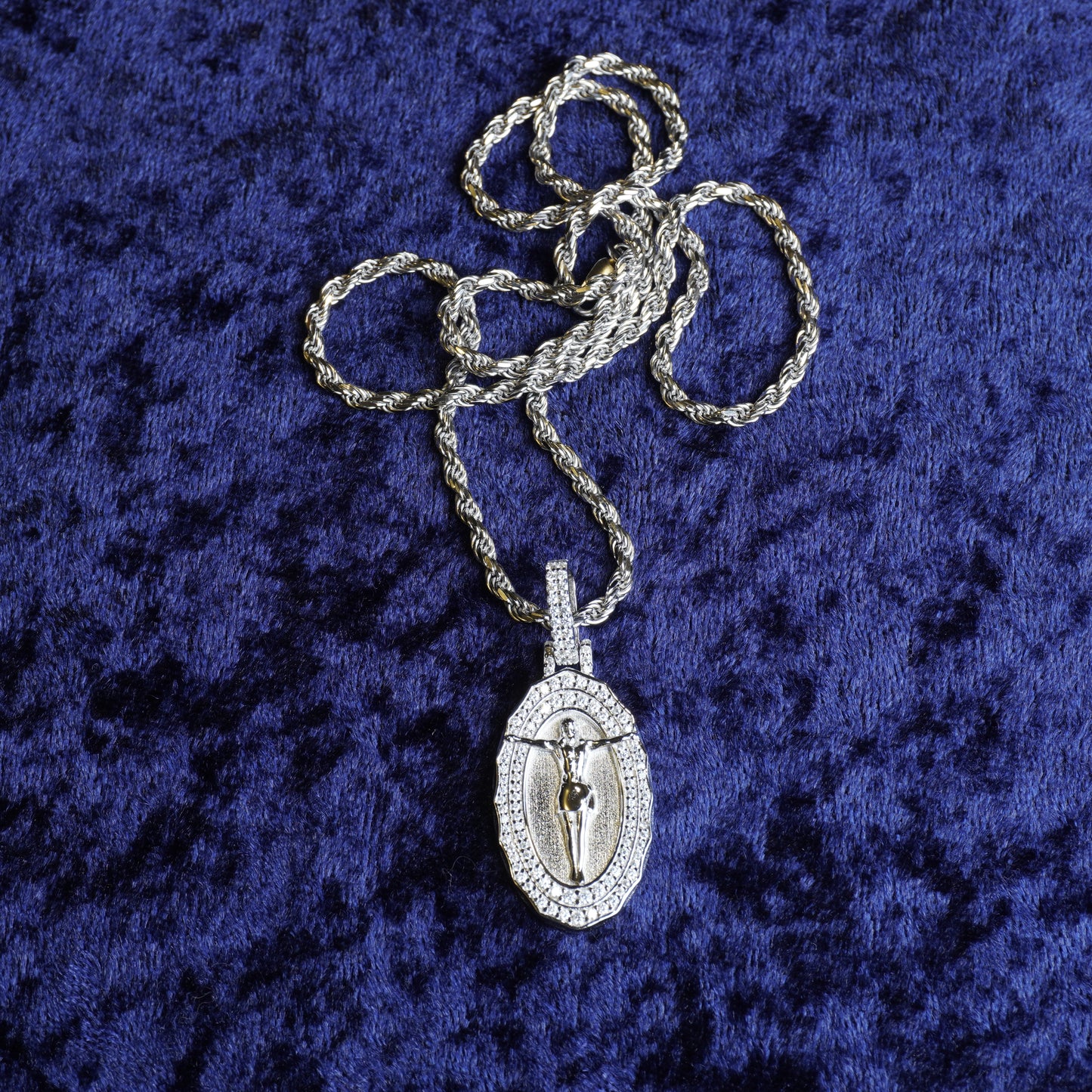 S925 "Divine Cristo Oval Medallion" VVS Moissanite With 22" Rope Chain