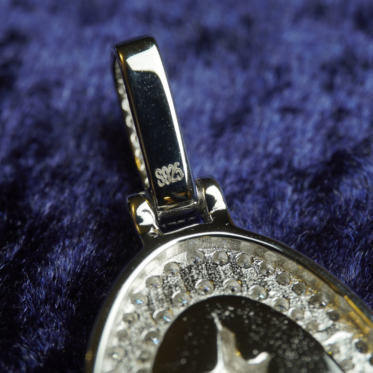 S925 "Divine Cristo Oval Medallion" VVS Moissanite Pendant